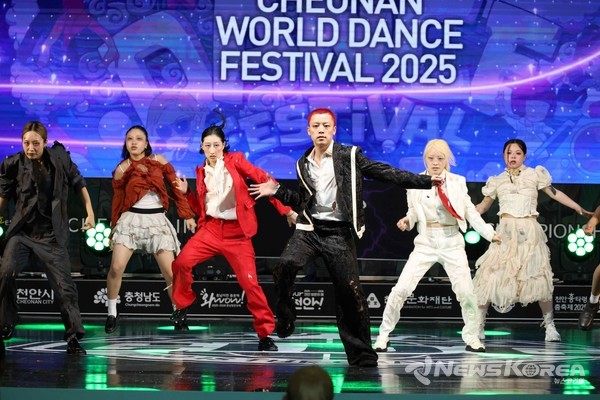 28일 천안시 실내테니스장에서 열린 '천안흥타령춤축제 2025' 전국춤대회 일반부 본선 경연이 열렸다.   @천안시