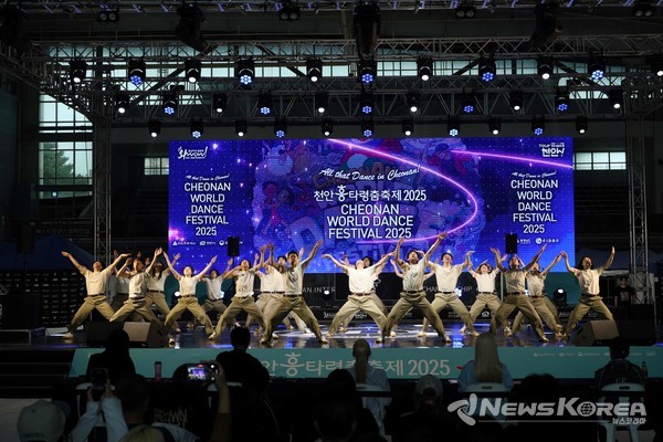 28일 천안시 실내테니스장에서 열린 '천안흥타령춤축제 2025' 전국춤대회 일반부 본선 경연이 열렸다.   @천안시