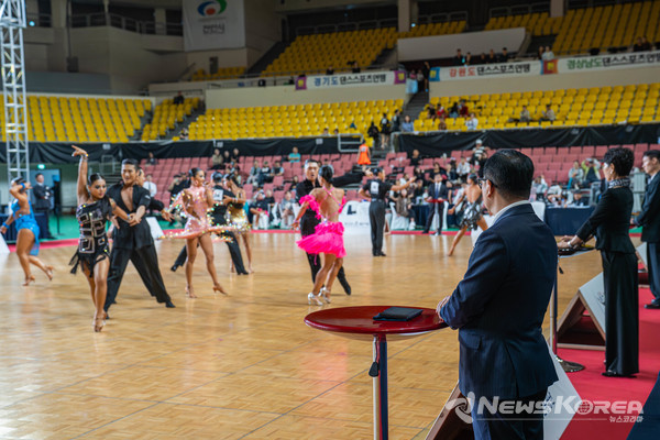 28일 천안종합운동장 유관순체육관에서 열린 '제7회 대한체육회장배 전국 댄스스포츠 선수권 대회'에 참가한 선수들이 경연을 선보이고 있다. @천안시