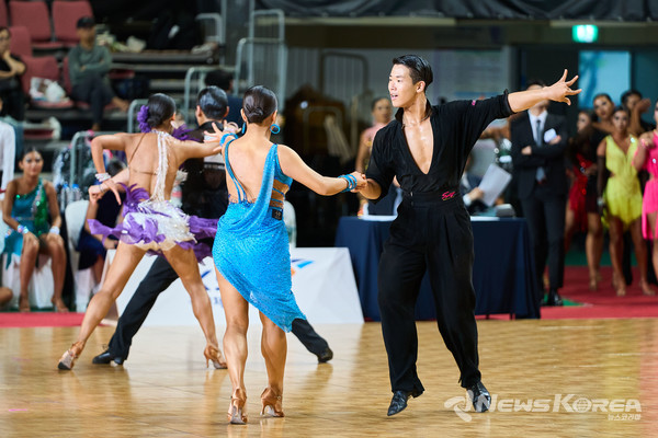 28일 천안종합운동장 유관순체육관에서 열린 '제7회 대한체육회장배 전국 댄스스포츠 선수권 대회'에 참가한 선수들이 경연을 선보이고 있다. @천안시