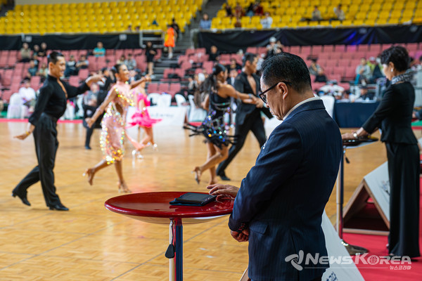 28일 천안종합운동장 유관순체육관에서 열린 '제7회 대한체육회장배 전국 댄스스포츠 선수권 대회'에 참가한 선수들이 경연을 선보이고 있다. @천안시