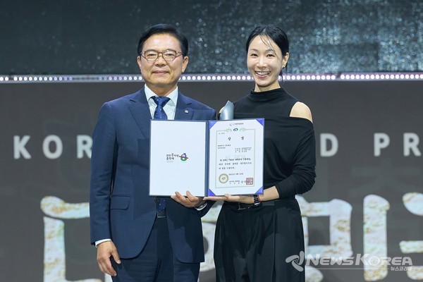 김석필 천안시장 권한대행 부시장이 지난 25일 천안종합운동장 주무대에서 열린 대한민국무용대상 시상식에서 천안시장상을 수상한 홍경화현대무용단 관계자와 기념촬영을 하고 있다. @천안시