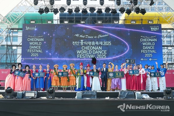 김석필 천안시장 권한대행 부시장이 지난 26일 천안종합운동장 주무대에서 열린 '천안흥타령춤축제 2025' 전국춤경연대회 흥타령부에서 시상식에서 수상자들과 기념촬영을 하고 있다. @천안시