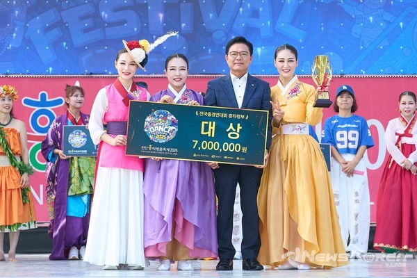 김석필 천안시장 권한대행 부시장이 지난 26일 천안종합운동장 주무대에서 열린 '천안흥타령춤축제 2025' 전국춤경연대회 흥타령부에서 시상식에서 대상을 수상한 김원경무용단 단원들과 기념촬영을 하고 있다.@천안시