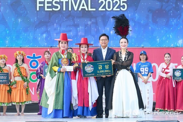 김석필 천안시장 권한대행 부시장이 지난 26일 천안종합운동장 주무대에서 열린 '천안흥타령춤축제 2025' 전국춤경연대회 흥타령부 시상식에서 금상을 수상한 춤공무용단 단원들과 기념촬영을 하고 있다. @천안시