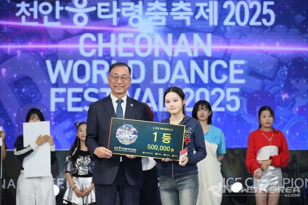 안동순 (재)천안문화재단 대표이사가 지난 25일 천안시 실내테니스장에서 열린 '천안흥타령춤축제' 레트로파티 시상식에서 1등을 수상한 천안여자고등학교 워비팀 관계자와 기념촬영을 하고 있다. @천안시