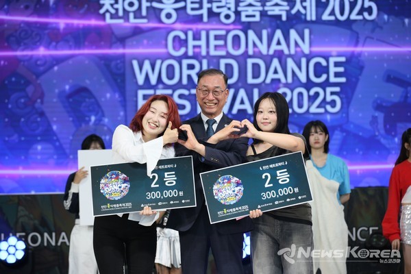 안동순 (재)천안문화재단 대표이사가 지난 25일 천안시 실내테니스장에서 열린 '천안흥타령춤축제' 레트로파티 시상식에서 2등을 수상한 상명대학교 프리즈 팀과 기념촬영을 하고 있다. @천안시