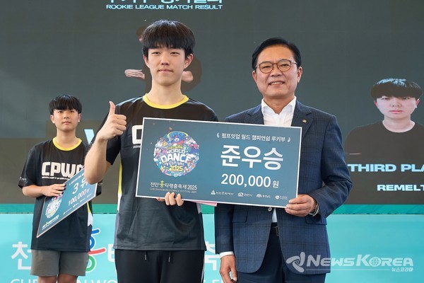 김석필 천안시장 권한대행 부시장이 지난 27일 천안종합운동장 주무대에서 열린 '천안흥타령춤축제 2025' 펌프잇업 월드 챔피언쉽 시상식에서 루키부 준우승자 김승권 씨와 기념촬영을 하고 있다. @천안시