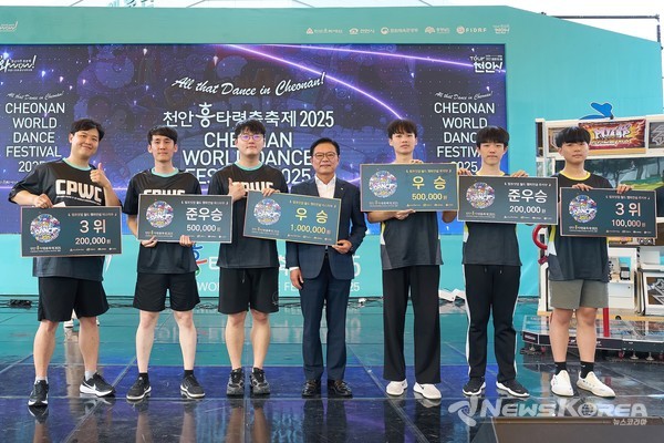 김석필 천안시장 권한대행 부시장이 지난 27일 천안종합운동장 주무대에서 열린 '천안흥타령춤축제 2025' 펌프잇업 월드 챔피언쉽 시상식에서 우승자들과 기념촬영을 하고 있다. @천안시