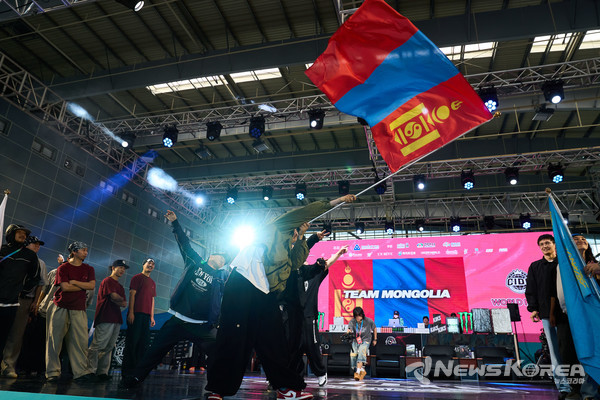 28일 천안시 실내테니스장에서 열린 국제스트릿댄스챔피언쉽 3on3 월드 파이널 경연이 펼쳐졌다. @천안시