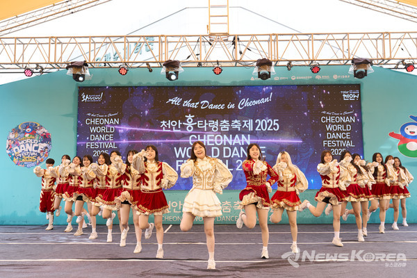 28일 천안종합운동장 야외무대에서 '천안흥타령춤축제 2025' 전국대학치어리딩대회가 열렸다. @천안시