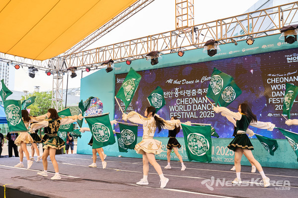 28일 천안종합운동장 야외무대에서 '천안흥타령춤축제 2025' 전국대학치어리딩대회가 열렸다. @천안시