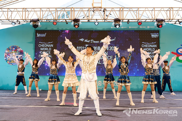 28일 천안종합운동장 야외무대에서 '천안흥타령춤축제 2025' 전국대학치어리딩대회가 열렸다. @천안시