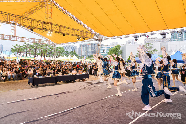 28일 천안종합운동장 야외무대에서 '천안흥타령춤축제 2025' 전국대학치어리딩대회가 열렸다. @천안시