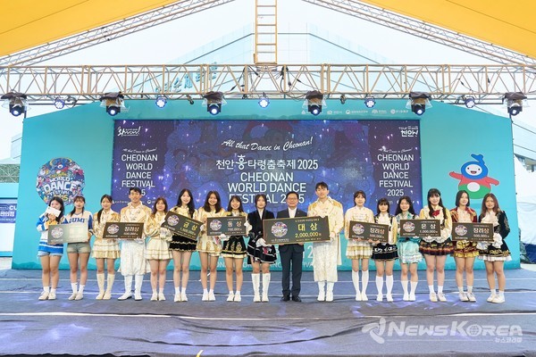 김석필 천안시장 권한대행 부시장이 28일 천안종합운동장 야외무대에서 열린 '천안흥타령춤축제 2025' 전국대학치어리딩대회 시상식에서 우승자들과 기념촬영을 하고 있다. @천안시