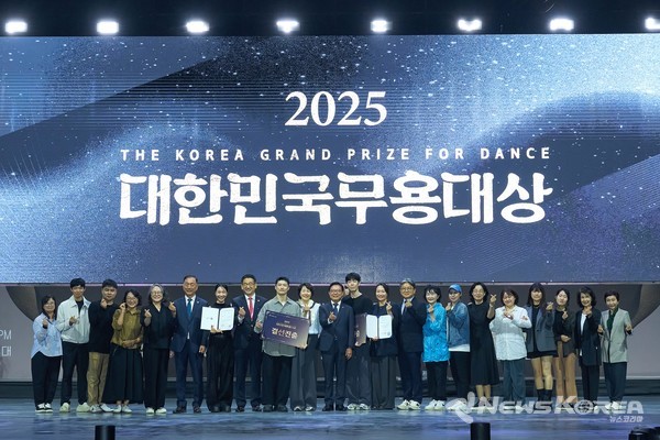 김석필 천안시장 권한대행 부시장이 지난 25일 천안종합운동장 주무대에서 열린 대한민국무용대상 시상식에서 참가자들과 기념촬영을 하고 있다. @천안시