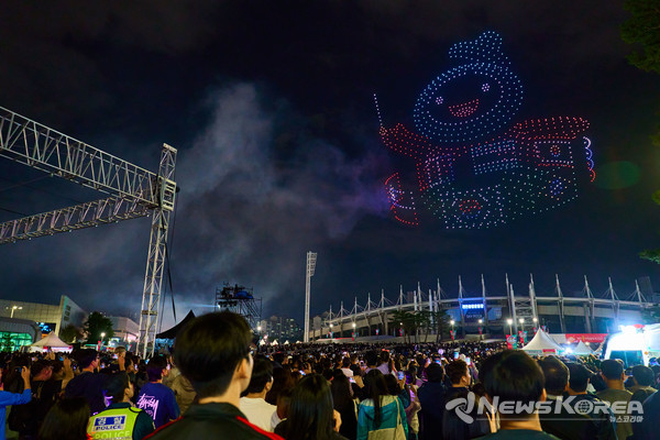  28일 천안종합운동장 일원에서 '천안흥타령춤축제 2025' 폐막을 축하하는 드론 라이트쇼가 펼쳐지고 있다. @천안시