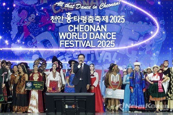 김석필 천안시장 권한대행 부시장이 28일 천안종합운동장 주무대에서 열린 '천안흥타령춤축제 2025' 폐막식에서 폐막선언을 하고 있다. @천안시