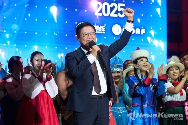 김석필 천안시장 권한대행 부시장이 28일 천안종합운동장 주무대에서 열린 '천안흥타령춤축제 2025' 폐막식에서 폐막선언을 하고 있다. @천안시