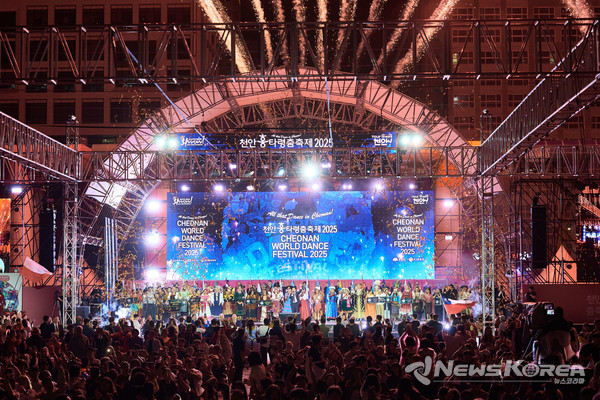 김석필 천안시장 권한대행 부시장이 28일 천안종합운동장 주무대에서 열린 '천안흥타령춤축제 2025' 폐막식에서 축제에 참여한 무용단, 방문단 등과 '다 함께 춤'을 추고 있다. @천안시