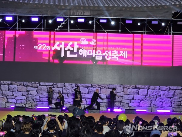 폐막식 무대에 오른 엔카이브 @뉴스코리아 최신 기자