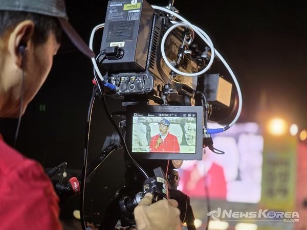 이완섭 서산시장이 무대에 올라 인사말을 하고 있다. @뉴스코리아 최신 기자