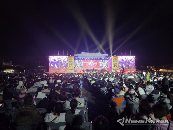 서산 해미읍성축제 메인무대앞을 가득 채운 관객들의 모습이 보인다. @뉴스코리아 최신 기자