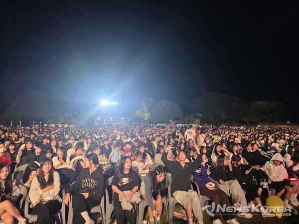 젊은관객들이 전면 객석을 가득 채운 폐막식 당일 현장  모습 @뉴스코리아 최신 기자