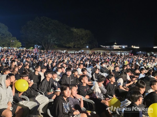 젊은관객들이 전면 객석을 가득 채운 폐막식 당일 현장  모습 @뉴스코리아 최신 기자