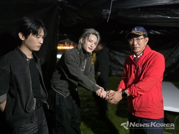 대기실을 직접 찾아 엔카이브를 격려한 이완섭 서산시장 @뉴스코리아 최신 기자