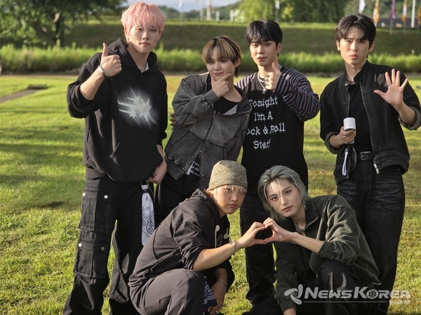 리허설을 막 끝내고 본지와 단독 인터뷰를 위해 단체 사진을 촬영하고 있는 엔카이브 @뉴스코리아 최신 기자