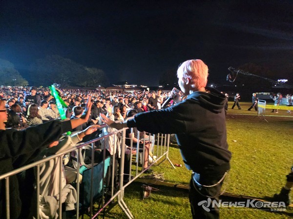 페막식에 오른 엔카이브가 앵콜송을 부르며 관객들에게 화답 하고 있다.  @뉴스코리아 최신 기자