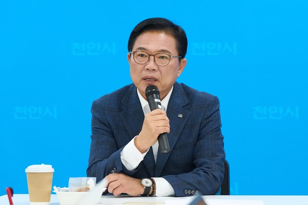 김석필 천안시장 권한대행 부시장이 29일 브리핑실에서 언론인과  차담회를 갖고 국가정보자원관리원 화재로 인한 일부 정부 서비스 중단에 따른 대책 방안을 설명하고 있다.@천안시