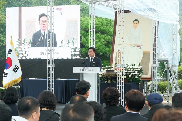 김석필 천안시장 권한대행이 28일 열린 유관순 열사 순국 제105주기 추모제에서 추념사를 낭독하고 있다. @천안시