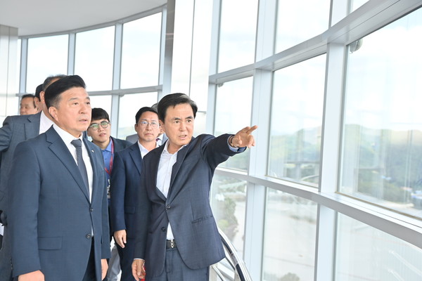 김태흠 충남지사(오른쪽 첫째)가 예당호 전망대 시설을 둘러보고 있다. @충남도천