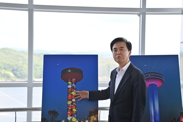 예당호 전망대 야간경관 조감도를 둘러보는 모습. @충청남도