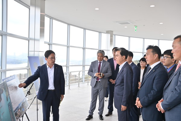 예당호 관광지 개발 현황에 대해 관계자 설명을 듣는 김태흠 지사. @충청남도