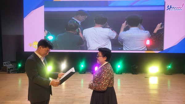 우수 해설사 시상식 – 문화관광해설사에게 표창장을 수여하는 모습. @충청남도