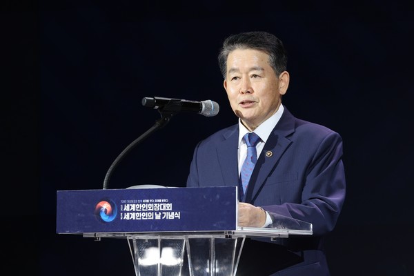 김경협 재외동포청장 개회사 – 29일 서울 그랜드 워커힐 호텔에서 열린 2025 세계한인회장대회 개회식에서 김경협 청장이 환영사를 하고 있다. @뉴스코리아 김정호 기자