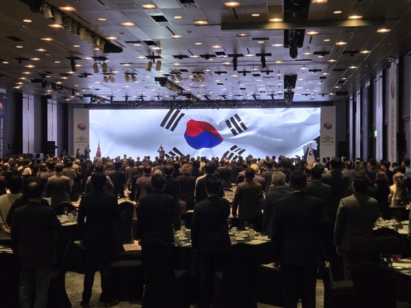 개회식 전경 – 67개국 한인회장과 내외 귀빈 등 370여 명이 참석한 가운데 진행된 개막식에서 국기에 대한 경례가 이뤄지고 있다. @뉴스코리아 김정호 기자포청