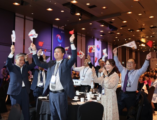 참가자 교류 현장 – 각국 한인회장들이 한·중 국기를 흔들며 교류와 화합의 의미를 다지고 있다. @뉴스코리아 김정호 기자