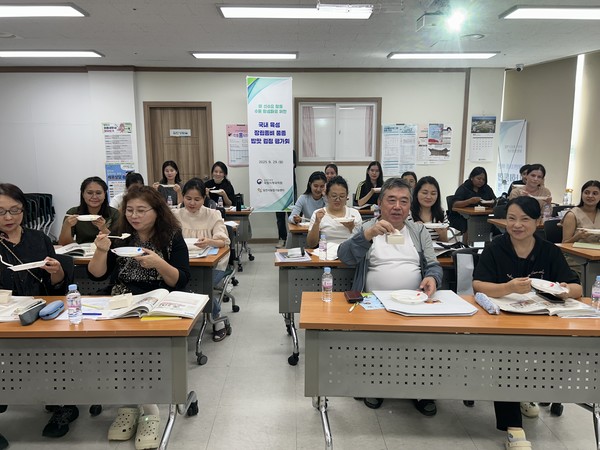 당진 거주 해외 이주민들이 아미쌀 시식 평가회에 참여하고 있다. @당진시