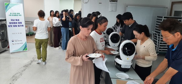 아미쌀로 지은 밥을 맛보며 선호도를 평가하는 해외 이주민들과 관계자들. @당진시