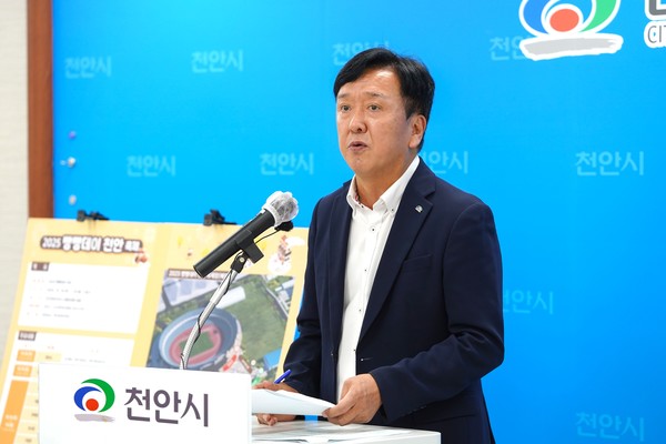 이명열 천안시 농업환경국장이 30일 시청 브리핑실에서 브리핑을 갖고 ‘2025 빵빵데이 천안’에 대해 설명하고 있다. @천안시