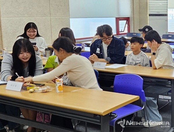 경기도 수원시다문화가족지원센터(센터장 유경선)와 경희대학교 국제캠퍼스 한국어학과는 다문화가정 아동의 학습 지원과 정서적 성장을 돕기 위해 공동으로 멘토링 프로그램을 진행한다. @수원시다문화가족지원센터