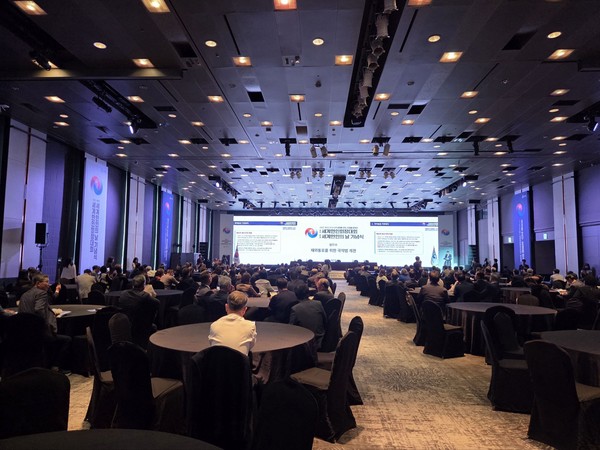 세계한인회장대회 ‘정부와의 대화’ 현장서울 그랜드 워커힐 호텔에서 열린 ‘2025 세계한인회장대회 정부와의 대화’에 전 세계 한인회장들과 정부 관계자들이 참석해 자리를 가득 메우고 있다. @뉴스코리아 김소연 기자