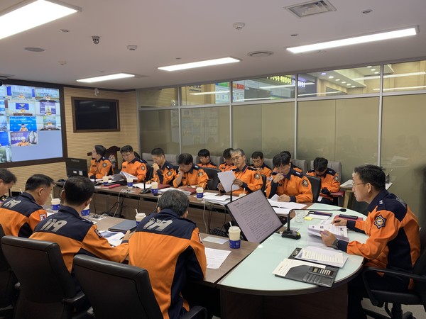 소방관서장 안전대책 점검도내 19개 소방관서장이 참석해 화재·교통사고 등 연휴 안전사고 예방 대책을 집중 논의하고 있다. @홍성군