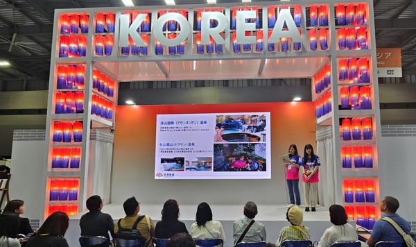한국관 무대 발표충남도가 일본 아이치현에서 열린 ‘투어리즘 EXPO 재팬 2025’에서 충남 관광자원을 소개하는 무대 설명회를 진행하고 있다. @충청남도