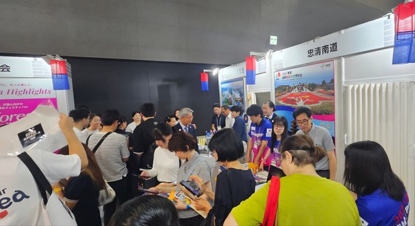 충남 홍보부스 안내충남 홍보부스를 찾은 일본 현지 관람객들에게 관광 정보를 제공하고 있는 충남도 홍보 요원들. @충청남도