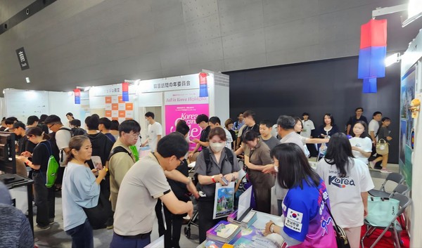 일본 관광객 관심 집중충남관 홍보부스가 많은 일본 관람객들로 붐비며 큰 관심을 끌고 있다. @충청남도